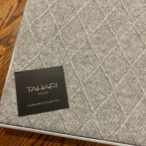 percent Tahari grey cashmere throw blanket 💯💯